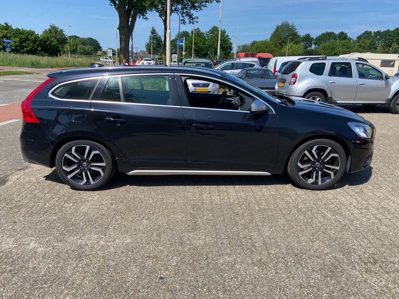Volvo V60 2.0 T R-Design — zdjęcie 16