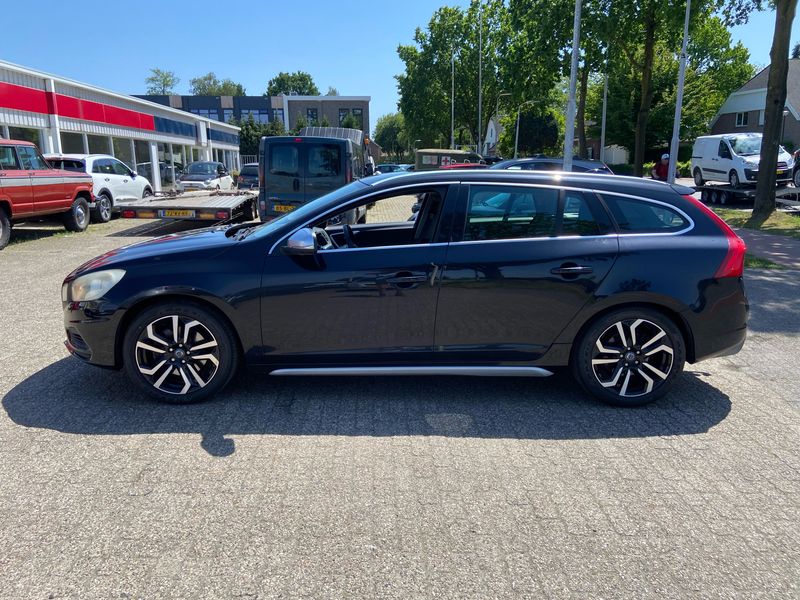 Volvo V60 2.0 T R-Design — zdjęcie 17