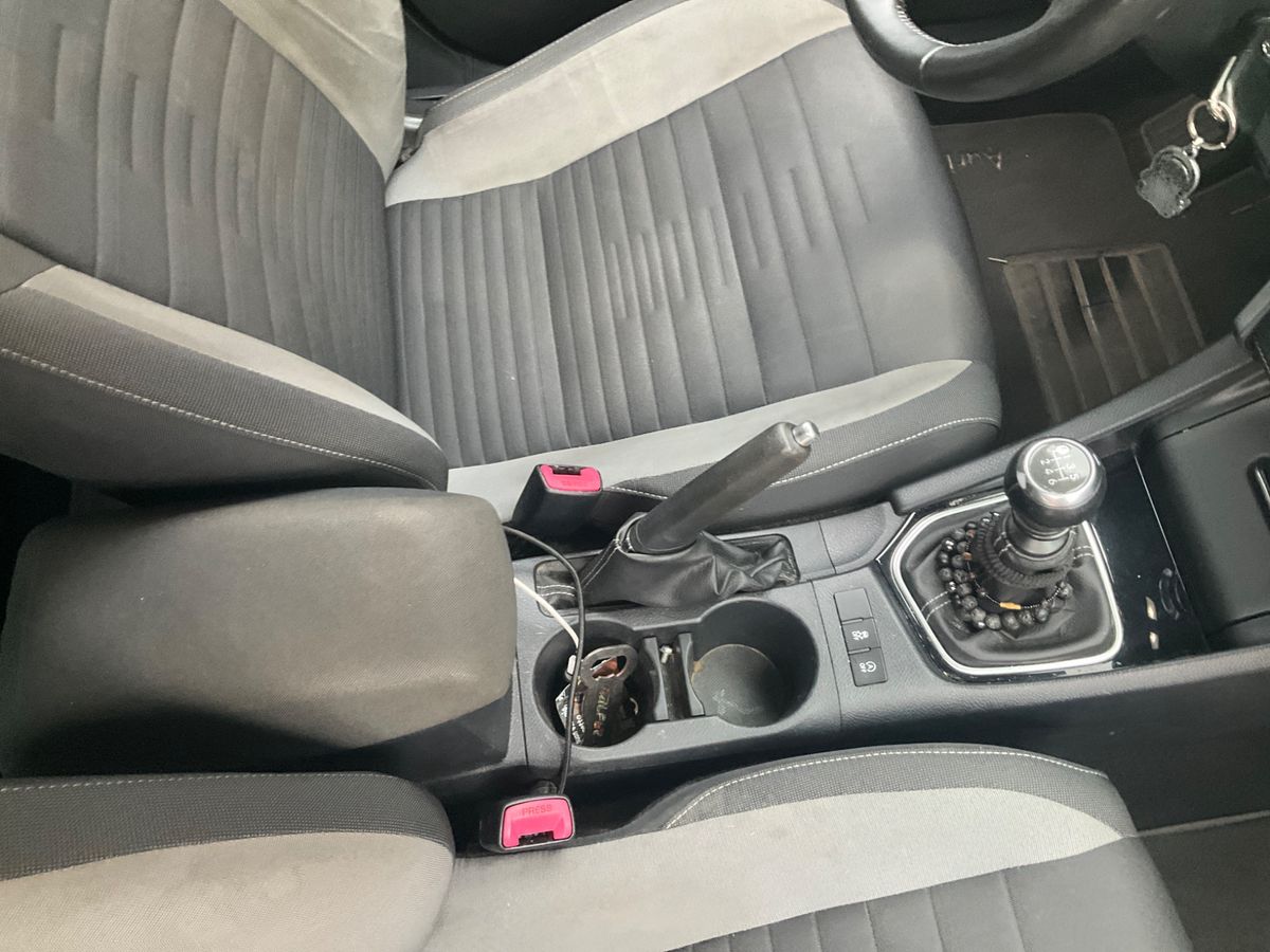 Toyota Auris 2015 — photo 33
