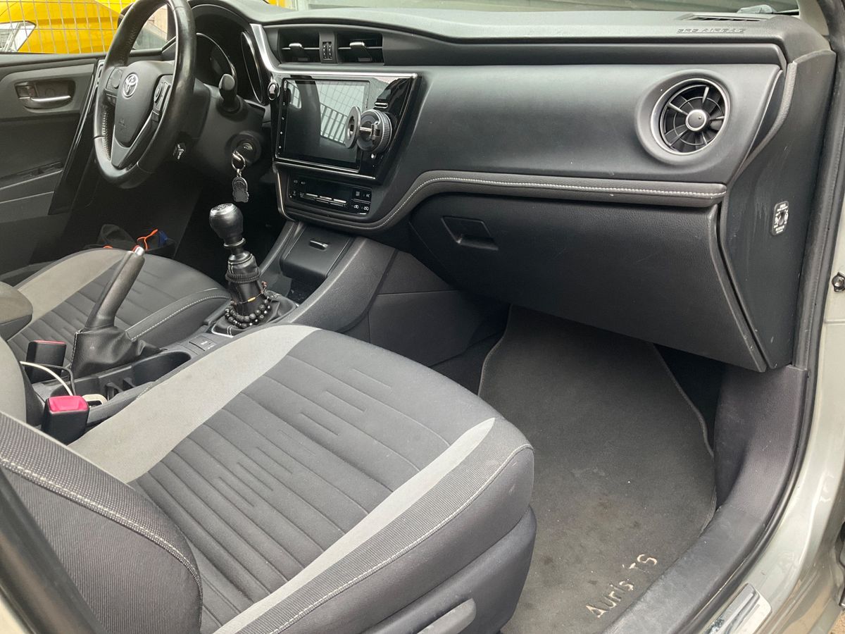 Toyota Auris 2015 — photo 35