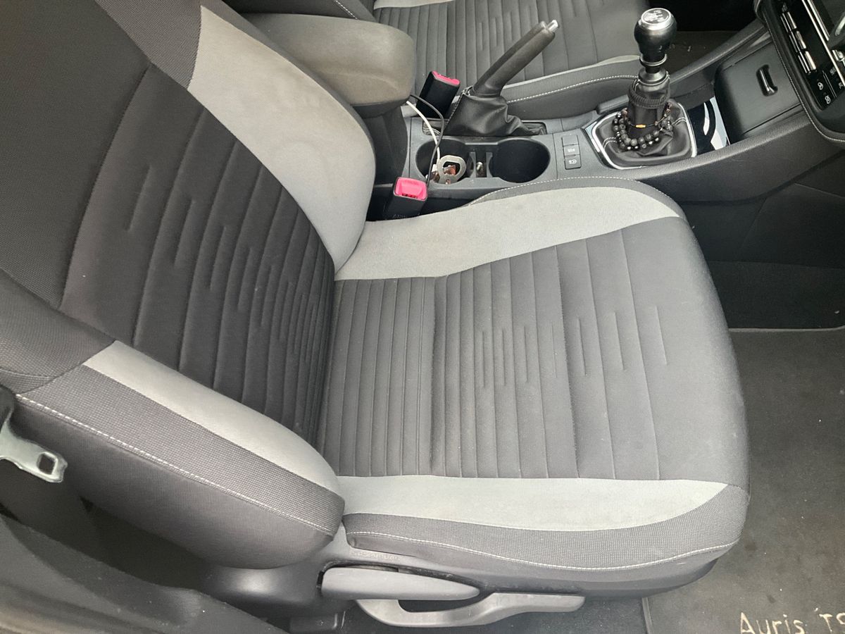 Toyota Auris 2015 — photo 32