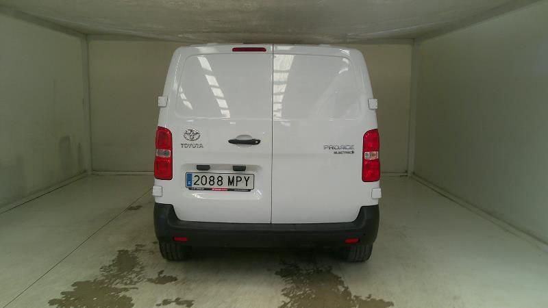 Toyota ProAce electric drive 100 kW Compact Combi GX — zdjęcie 3