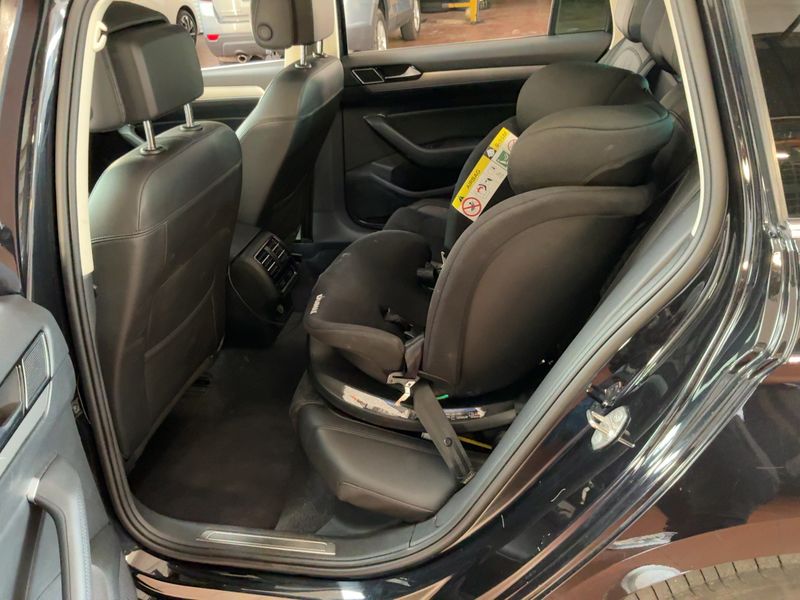 Volkswagen Passat 2.0 TDI Highline 4Motion BlueMotion Tech — zdjęcie 14
