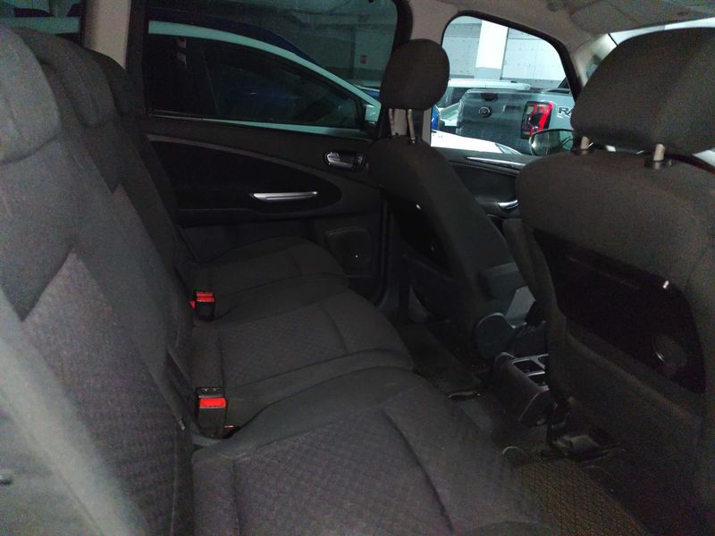 Ford Galaxy 2.0 TDCi Ghia — zdjęcie 13