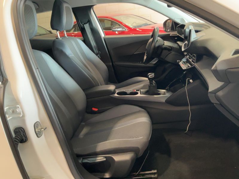 Peugeot 2008 1.2 PureTech Allure — zdjęcie 11