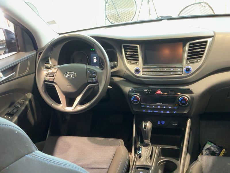 Hyundai Tucson 1.7 CRDi Classic blue 2WD — zdjęcie 12