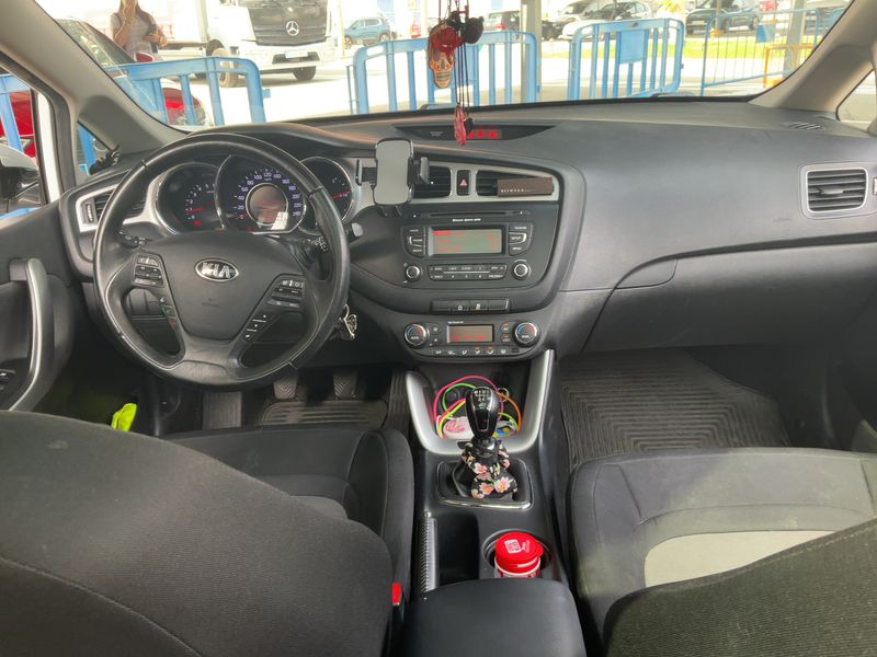 Kia cee'd 1.6 CRDi Drive — zdjęcie 12