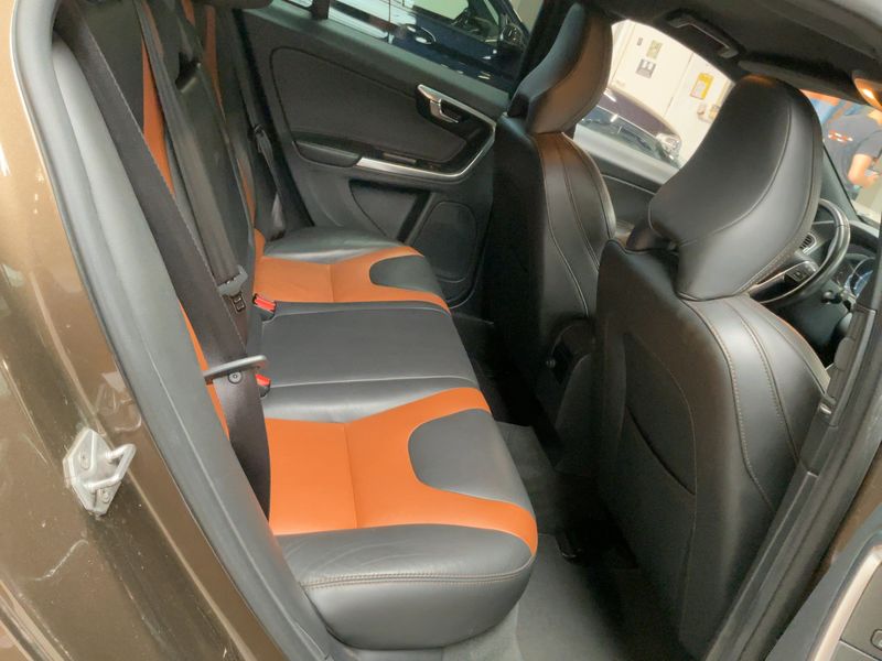 Volvo V60 Cross Country 2.0 D4 Summum — zdjęcie 14