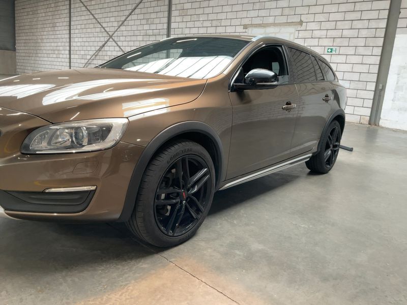 Volvo V60 Cross Country 2.0 D4 Summum — zdjęcie 2