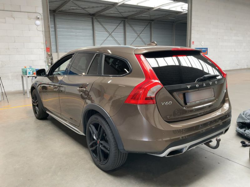 Volvo V60 Cross Country 2.0 D4 Summum — zdjęcie 3