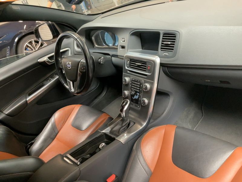 Volvo V60 Cross Country 2.0 D4 Summum — zdjęcie 12