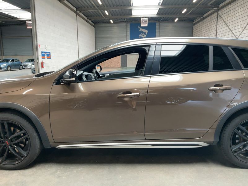 Volvo V60 Cross Country 2.0 D4 Summum — zdjęcie 4