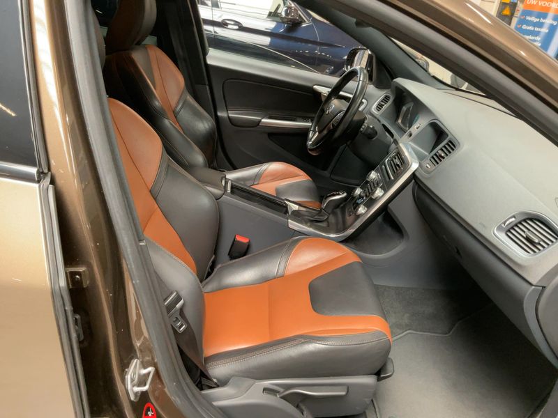 Volvo V60 Cross Country 2.0 D4 Summum — zdjęcie 11
