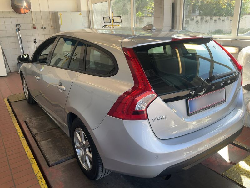 Volvo V60 1.6 T3 Kinetic — zdjęcie 3