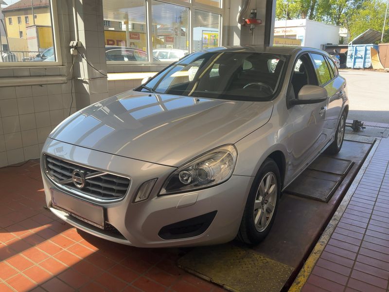 Volvo V60 1.6 T3 Kinetic — zdjęcie 1