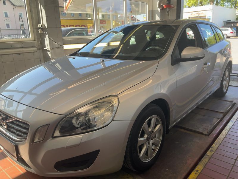 Volvo V60 1.6 T3 Kinetic — zdjęcie 2