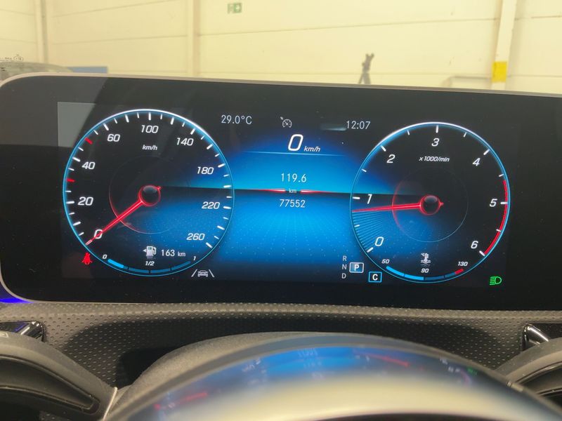 Mercedes-Benz A-Klasse A 200 d AMG Line — zdjęcie 13