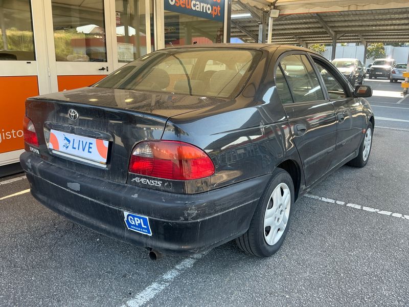Toyota Avensis 1.6 — zdjęcie 2