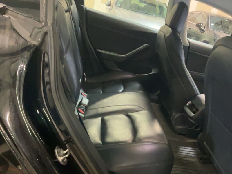Tesla Model 3 Standard Range Plus — zdjęcie 14