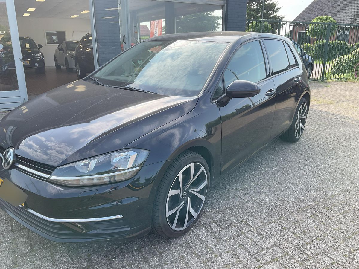 Volkswagen Golf 2019 — photo 1