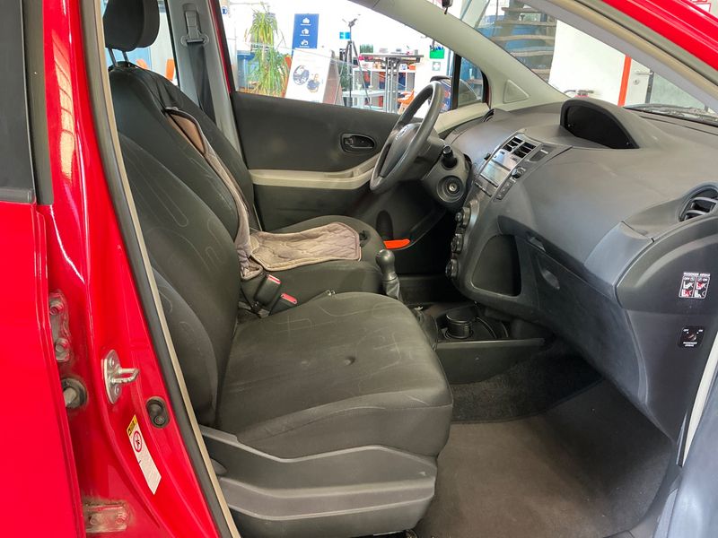 Toyota Yaris 1.0 VVT-i — zdjęcie 3