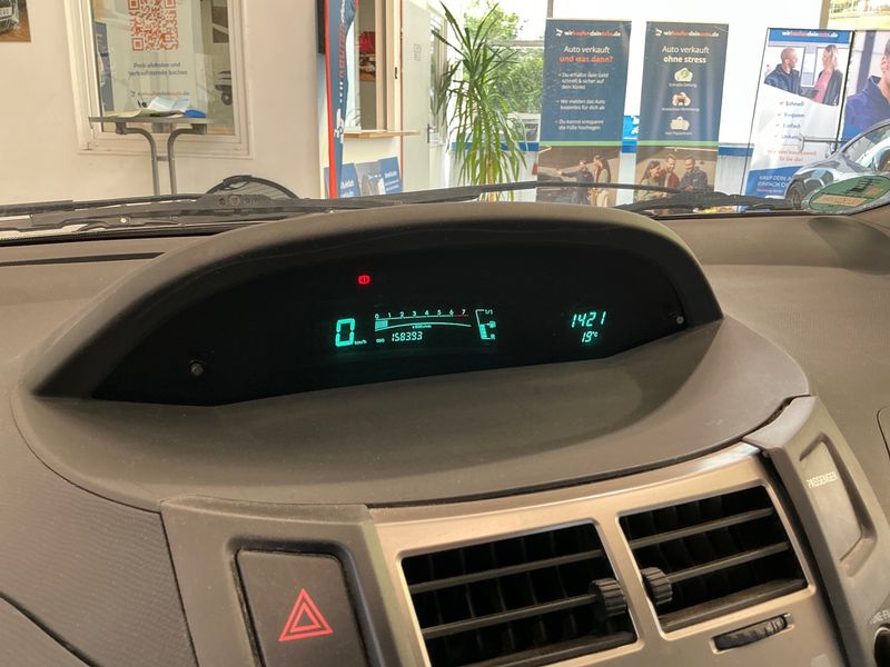 Toyota Yaris 1.0 VVT-i — zdjęcie 4