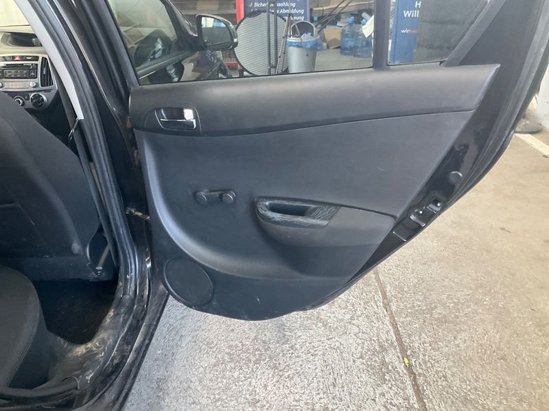 Hyundai i20 1.4 Comfort 2014 – снимка 31