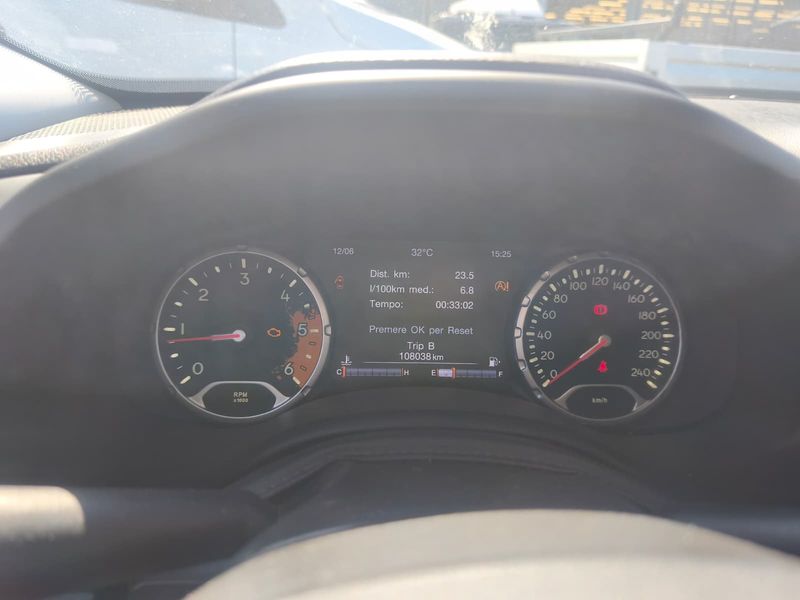Jeep Renegade 1.6 M-Jet Limited FWD — zdjęcie 11