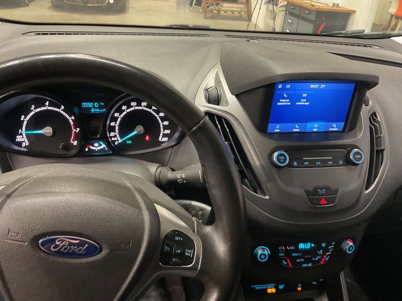 Ford Transit Courier 1.0 EcoBoost Limited — zdjęcie 13