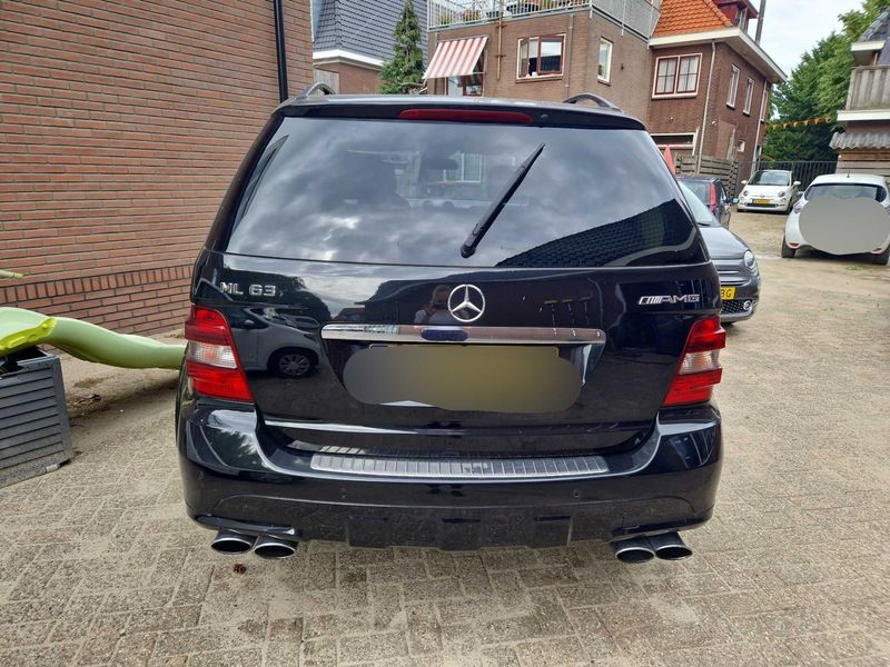 Mercedes-Benz M-Klasse ML 63 AMG — zdjęcie 4