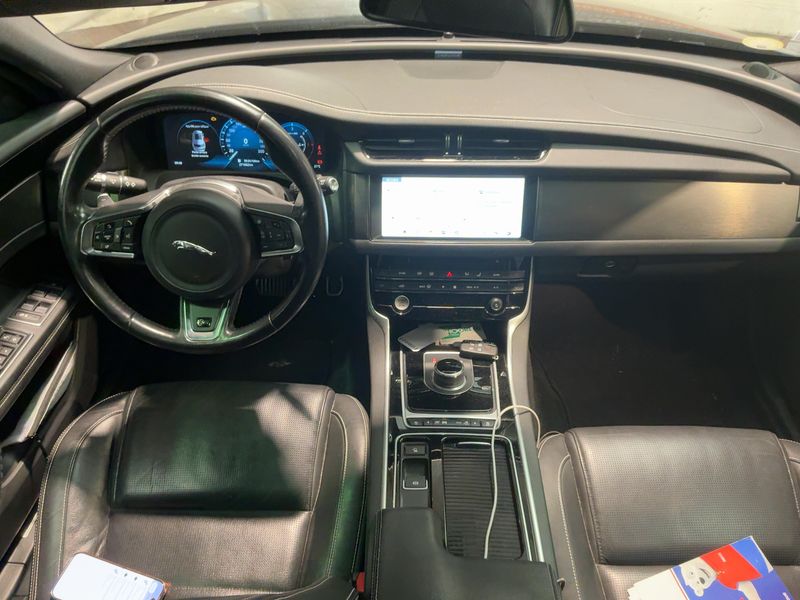 Jaguar XF 30d First Edition — zdjęcie 12
