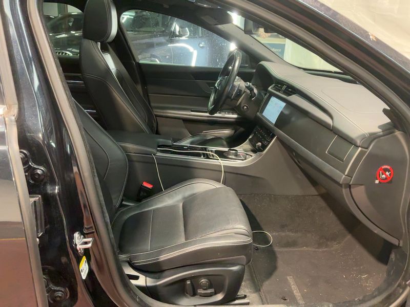 Jaguar XF 30d First Edition — zdjęcie 11