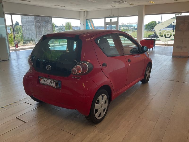 Toyota Aygo 1.0 Now 2010 – снимка 2