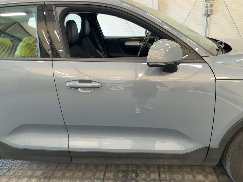Volvo XC40 2.0 T4 Momentum Pro AWD — zdjęcie 7