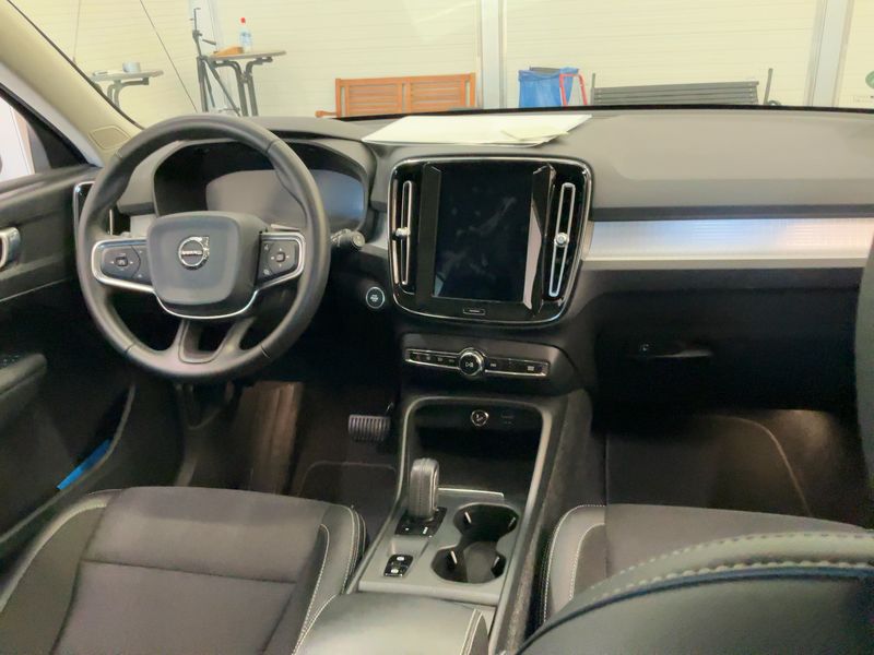 Volvo XC40 2.0 T4 Momentum Pro AWD — zdjęcie 12