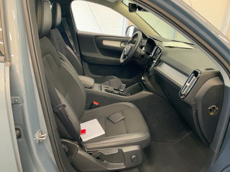Volvo XC40 2.0 T4 Momentum Pro AWD — zdjęcie 11
