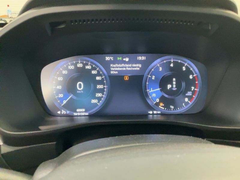 Volvo XC40 2.0 T4 Momentum Pro AWD — zdjęcie 13
