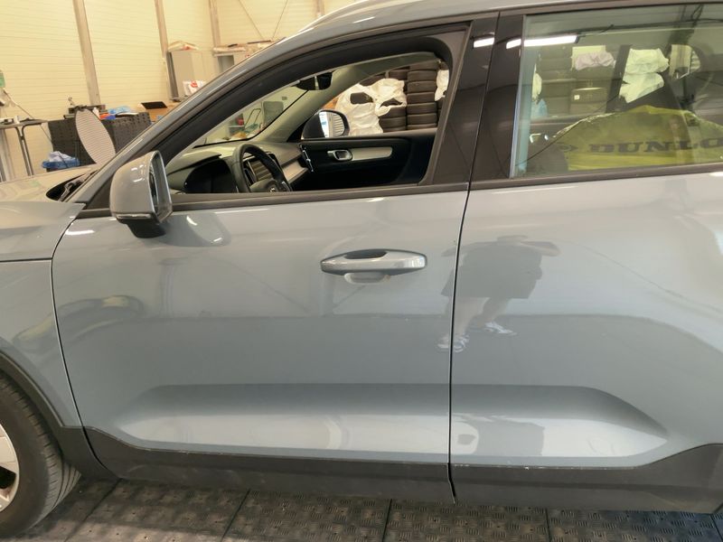 Volvo XC40 2.0 T4 Momentum Pro AWD — zdjęcie 4