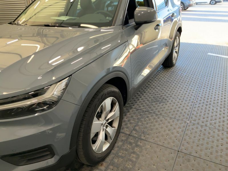 Volvo XC40 2.0 T4 Momentum Pro AWD — zdjęcie 2