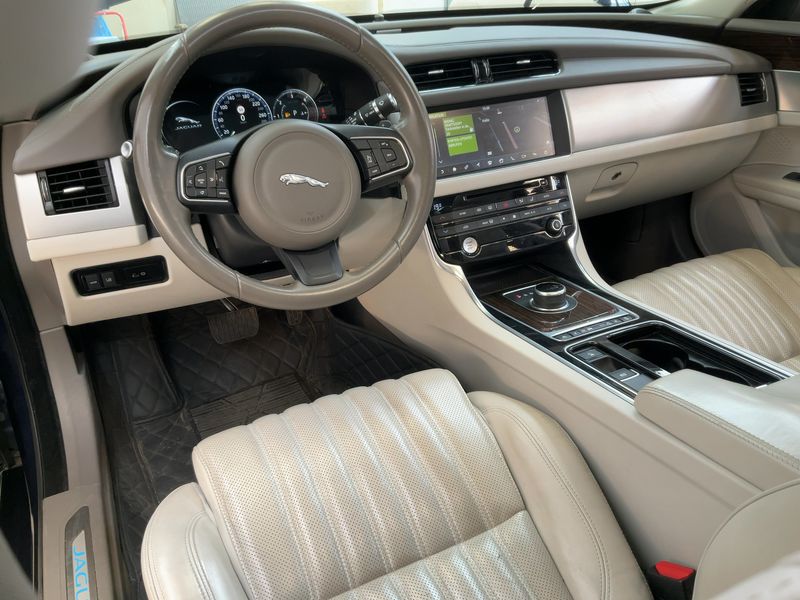 Jaguar XF 30d Portfolio — zdjęcie 12