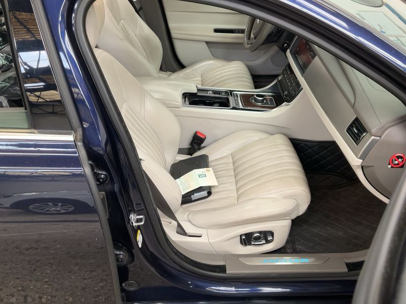 Jaguar XF 30d Portfolio — zdjęcie 11