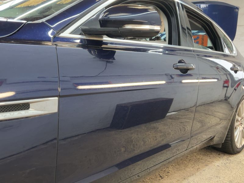 Jaguar XF 30d Portfolio — zdjęcie 4