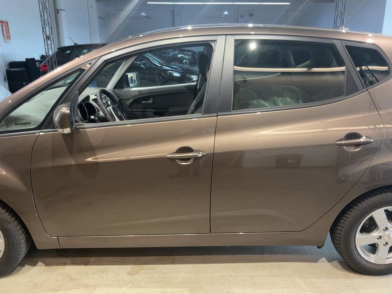 Kia Venga 1.6 FIFA World Cup Edition — zdjęcie 4