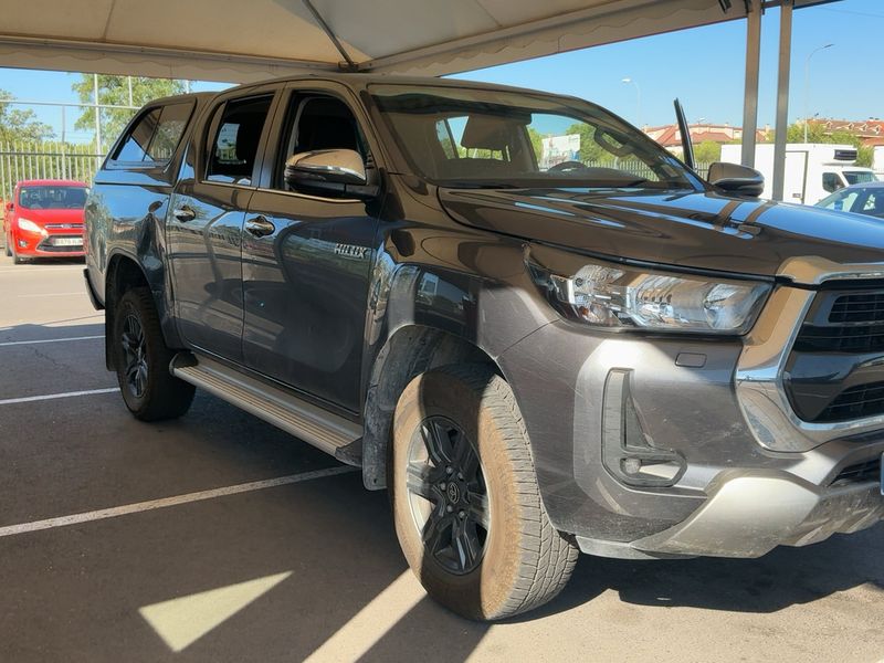 Toyota Hilux 2.8 D-4D Double Cab Lounge 4x4 — zdjęcie 8