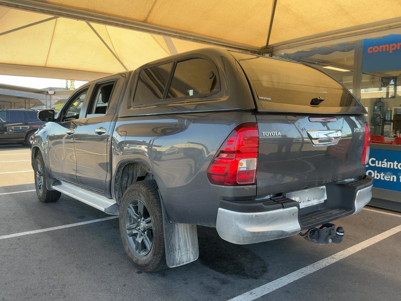Toyota Hilux 2.8 D-4D Double Cab Lounge 4x4 — zdjęcie 3