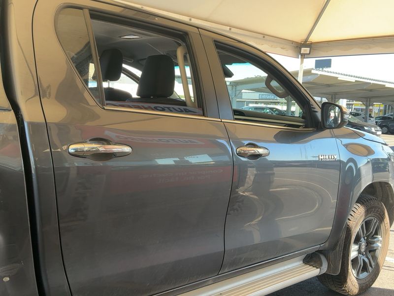 Toyota Hilux 2.8 D-4D Double Cab Lounge 4x4 — zdjęcie 7