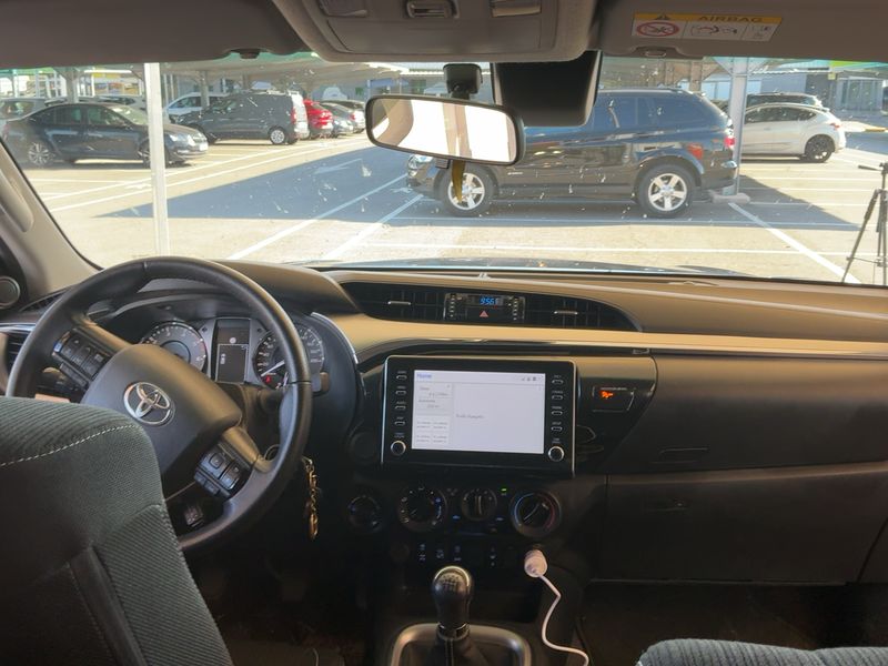 Toyota Hilux 2.8 D-4D Double Cab Lounge 4x4 — zdjęcie 12