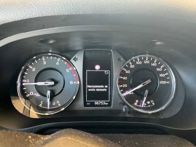 Toyota Hilux 2.8 D-4D Double Cab Lounge 4x4 — zdjęcie 13