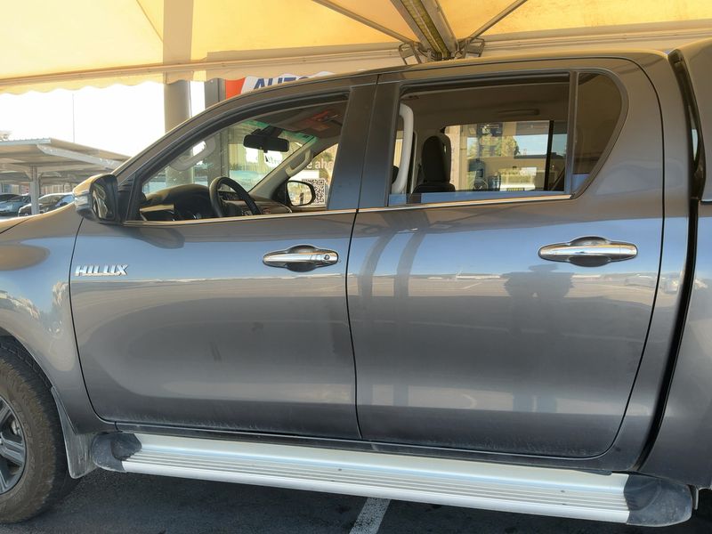 Toyota Hilux 2.8 D-4D Double Cab Lounge 4x4 — zdjęcie 4