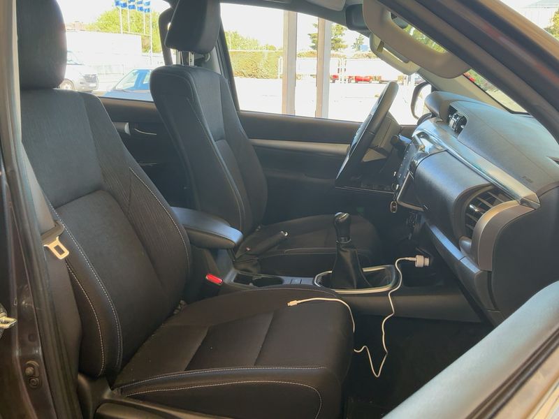 Toyota Hilux 2.8 D-4D Double Cab Lounge 4x4 — zdjęcie 11